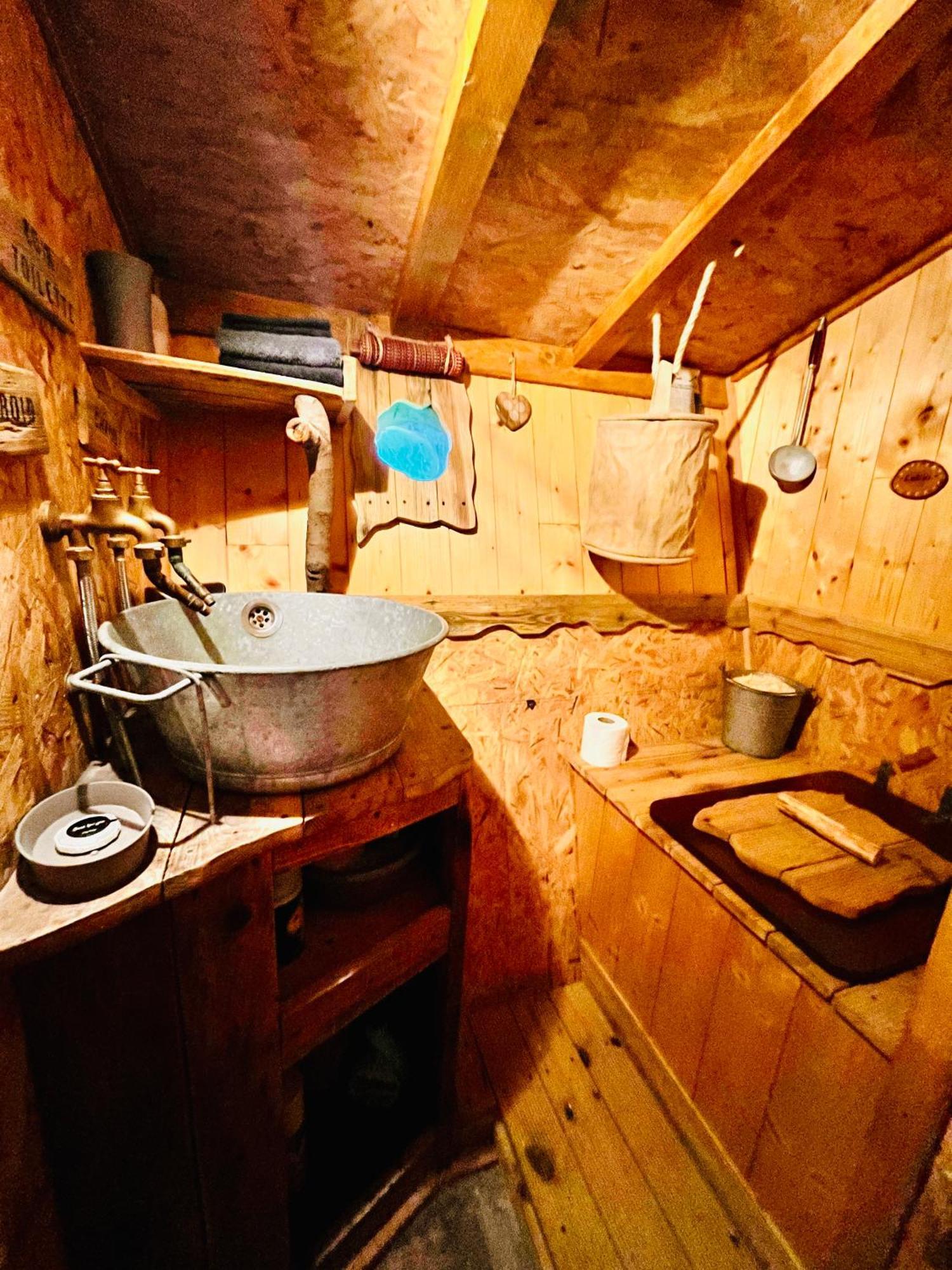 La Cabane Perchee Du Trappeur Écrainville Dış mekan fotoğraf